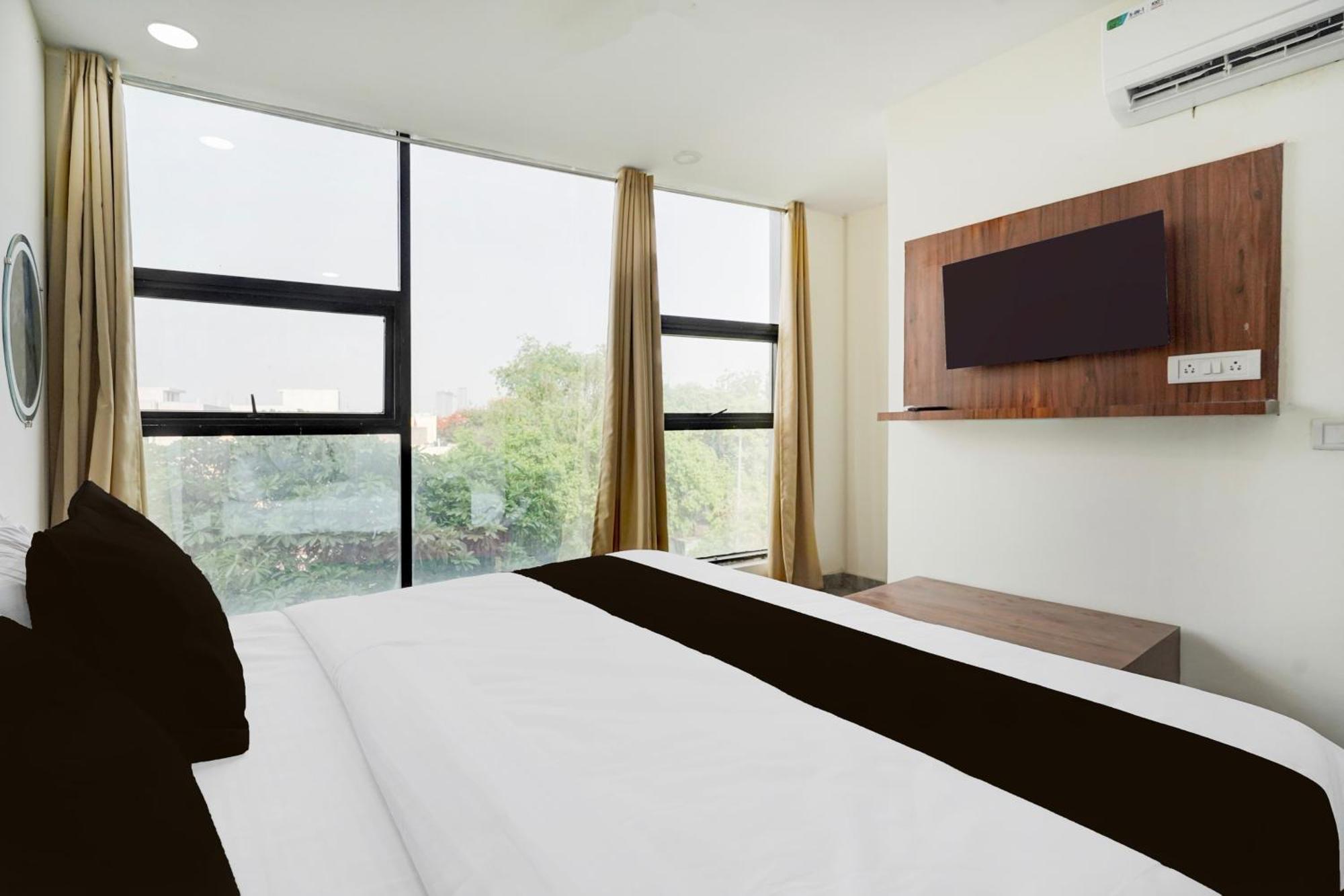 Hotel O Indirapuram Grand Gáziábád Kültér fotó